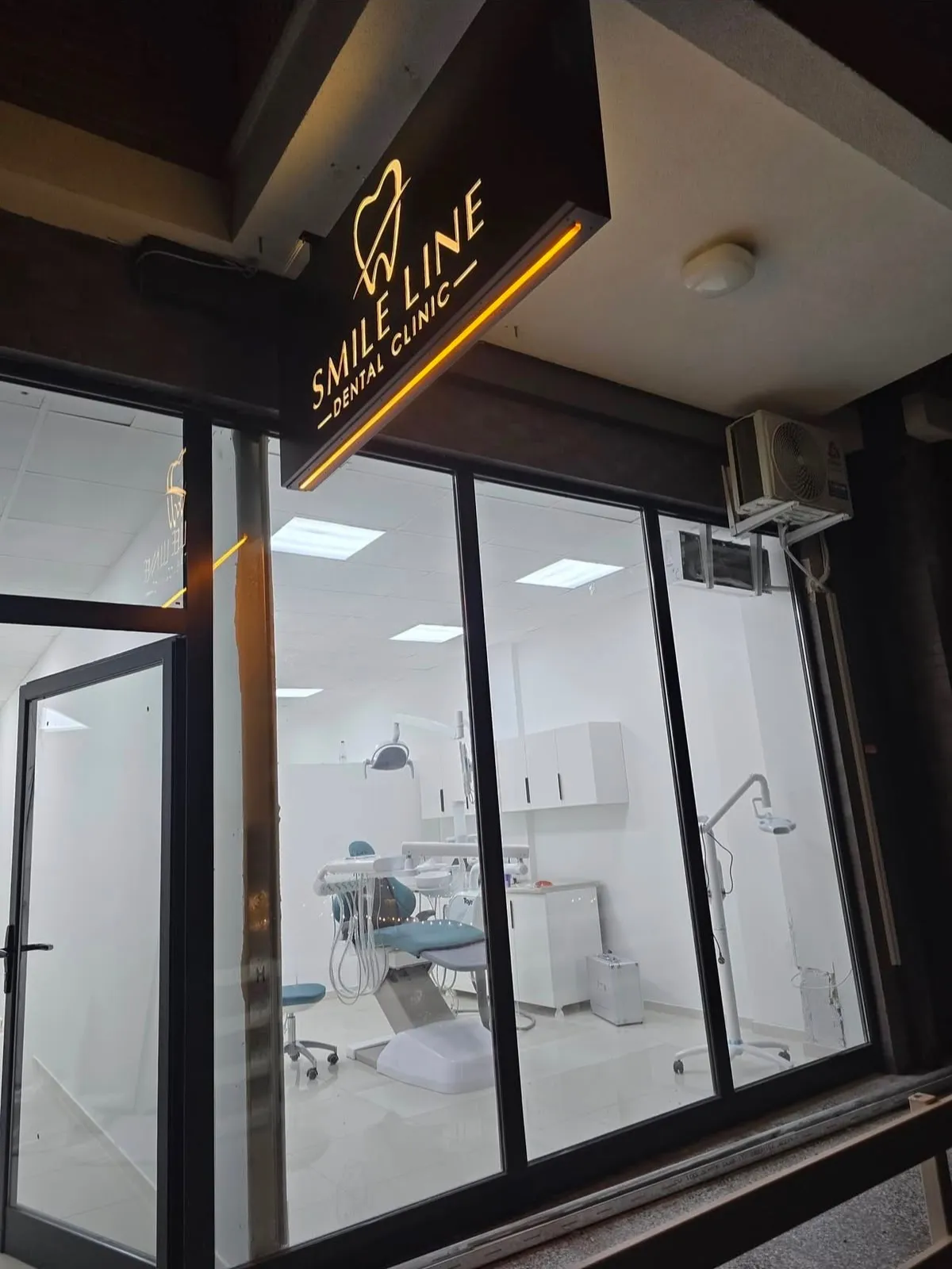 Hyrja e Smile Line me tabelën e ndriçuar mbi klinikë
