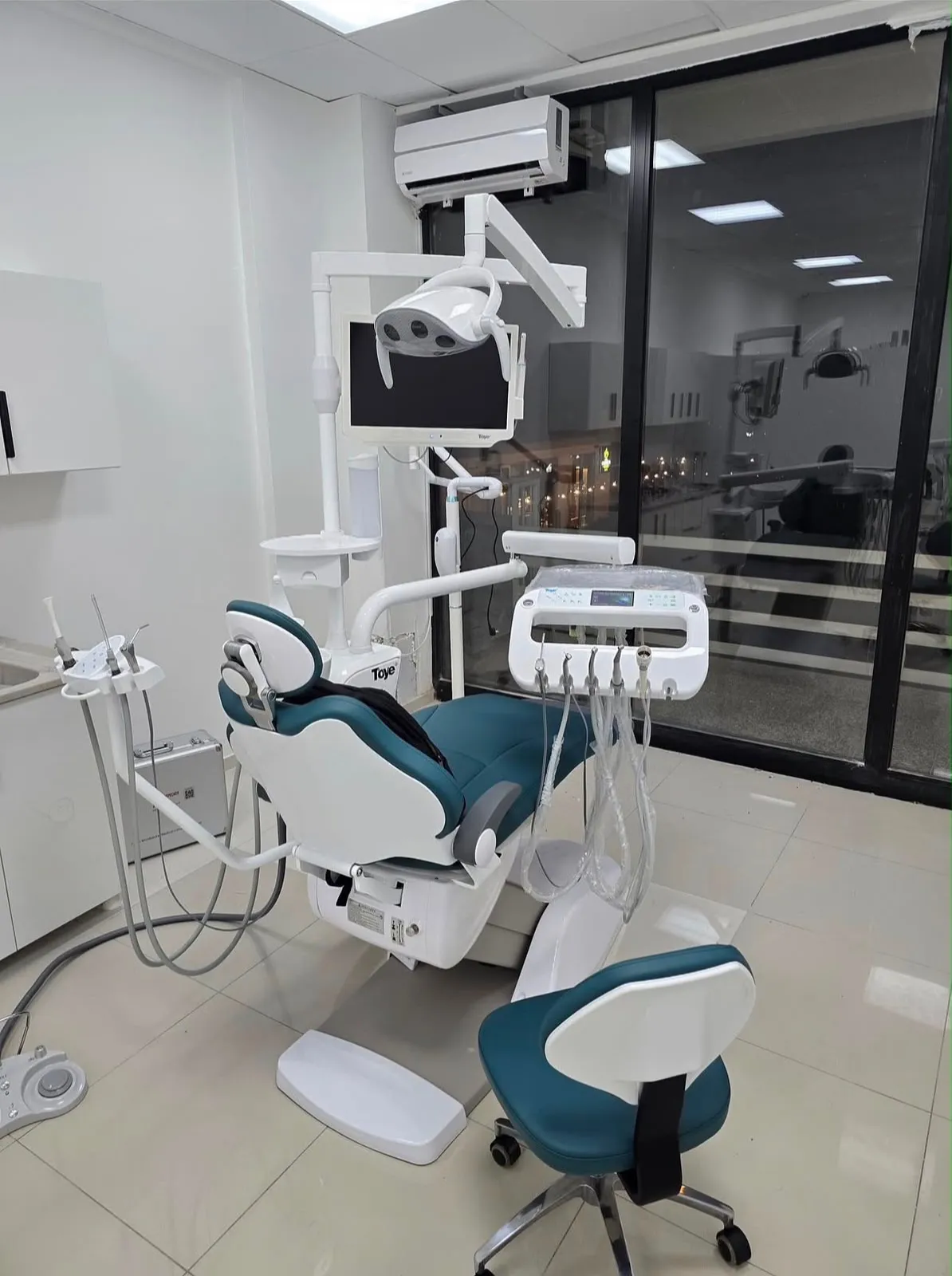 Dhoma e trajtimit në Smile Line me karrige dhe pajisje dentare
