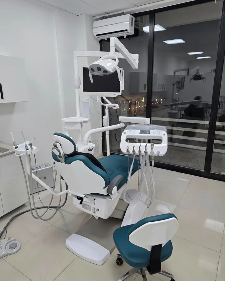 Dhoma e trajtimit në Smile Line me karrige dhe pajisje dentare